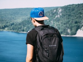 你要么出众,要么出局